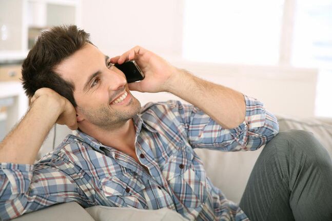 Sintiéndose excitado, un hombre hablará con una mujer durante mucho tiempo por teléfono